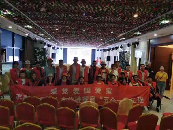 烂!70岁钟发翻拍《僵尸叔叔》,擦边卖肉制作粗糙